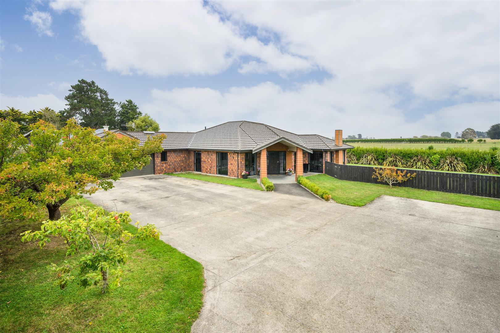 TEAM LEWIS - SPECTACULAR HIDEAWAY