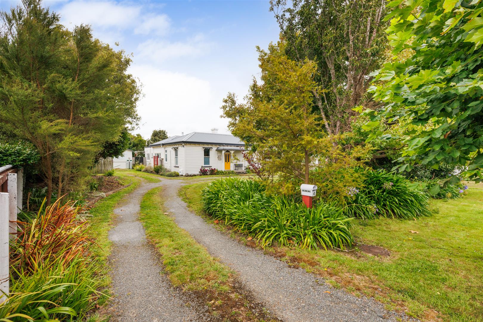 TEAM LEWIS - CHARMING HAVEN AWAITS