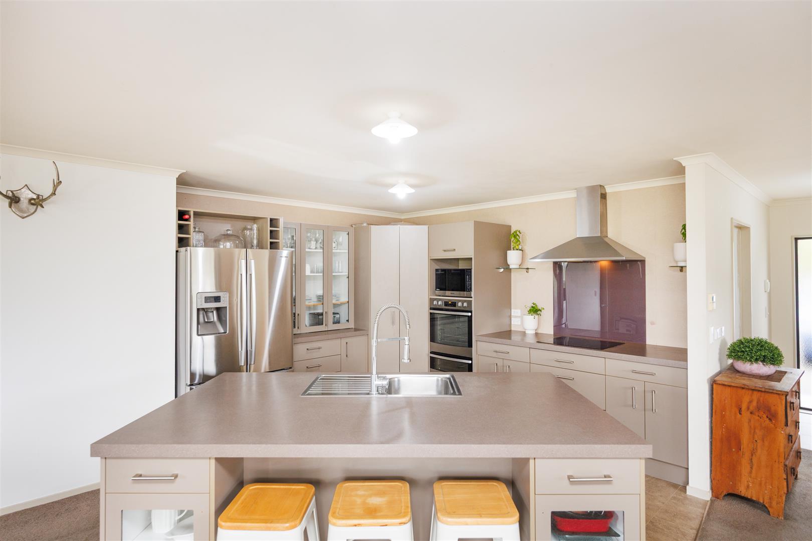 TEAM LEWIS - STUNNING PROPERTY NEAR TOWN BOUNDARY